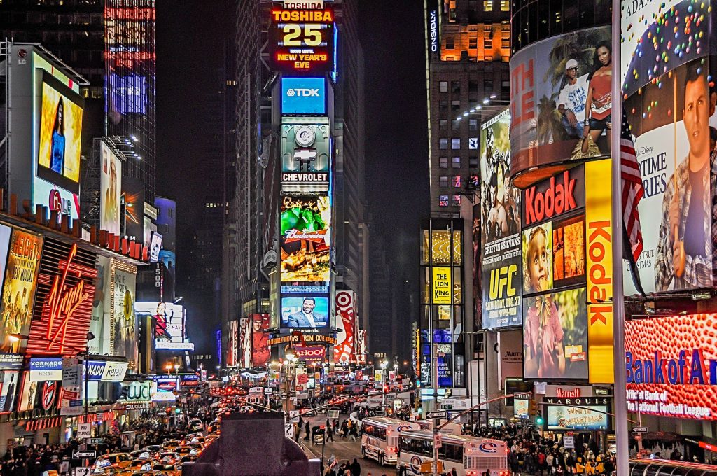 letreros luminosos en Times Square