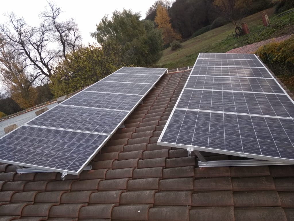 panel solar fotovoltaico para obtener energía renovable para el hogar