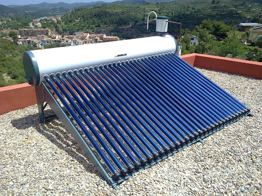 Panel solar térmico para obtener energía renovable para el hogar